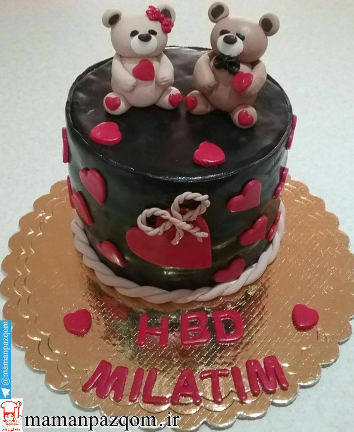 کیک شکلاتی  فیلینگ دار فوندانت با تاپر های عروسکی مامانِ باران